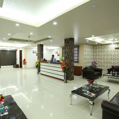 Hotel H.C Grand Нью-Дели Экстерьер фото